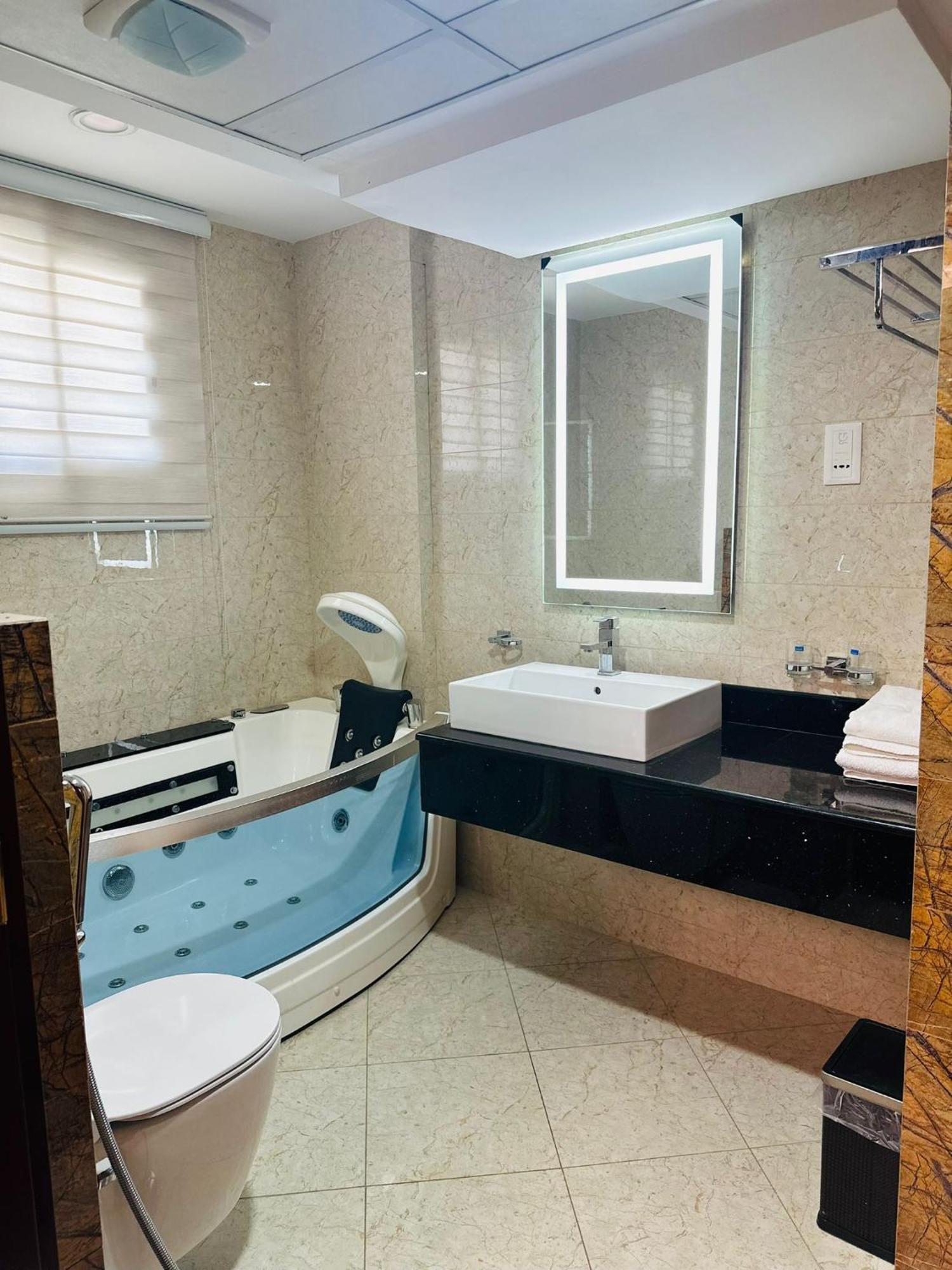 Saxophone Suites Al-Al-Muharraq Eksteriør billede